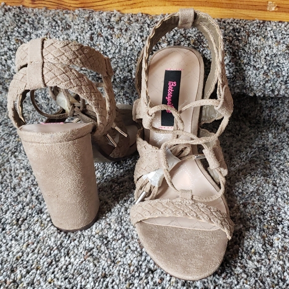 Tan suede Betsey Johnson sandals - Picture 2 of 4